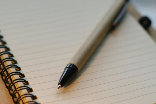 四日市で家族葬を検討するためのノートとペン