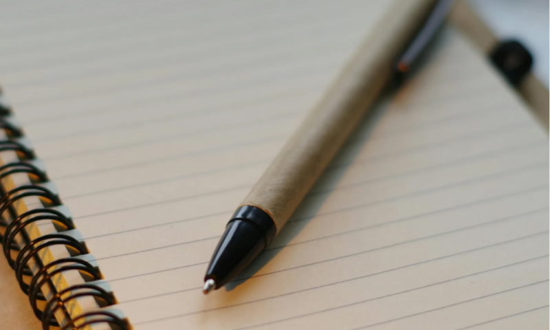 四日市で家族葬を検討するためのノートとペン
