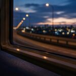 病院からご自宅・安置施設へのご搬送をイメージした車窓の風景。夕暮れの街灯が続く静かな道のりを、落ち着いた雰囲気で表現したアイキャッチ画像。